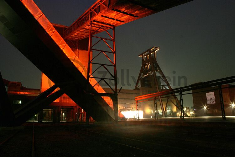 Das größte Übertagegebäude auf Zollverein, die Kohlenwäsche [A14], war zu Betriebszeiten eine Riesenmaschine, die täglich 23.000 Tonnen Rohkohle sortierte und klassierte. Von 2003 bis 2006 wurde sie von dem Office for Metropolitan Architecture (OMA) unter Leitung von Rem Koolhaas und dem Essener Büro Böll & Krabel umfassend saniert. Die Kohlenwäsche ist zentrale Anlaufstelle für Besucher sowie Museumsgebäude des 2010 eröffneten Ruhr Museums und des Portals der Industriekultur. Die oberen Etagen gehören mit den authentisch erhaltenen Übertageanlagen zum Denkmalpfad ZOLLVEREIN®. Auf dem Dach der Kohlenwäsche sind zwei Aussichtsplattformen installiert, die einen Rundblick auf das Gelände und die Region bieten. 

Die beiden 58 Meter langen Rolltreppen an der Kohlenwäsche [A14] befördern die Besucher direkt auf die 24-Meter-Ebene der Kohlenwäsche und von dort wieder nach unten. Die beiden Sonderanfertigungen von ThyssenKrupp Elevator – eine für die Auffahrt, eine für die Abfahrt – orientieren sich an den historischen Bandbrücken. Das Konzept wurde von dem Rotterdamer Office for Metropolitan Architecture (OMA) entwickelt. Eine Fahrt auf einer der beiden höchsten freistehenden Fahrtreppen Deutschlands dauert 90 Sekunden. Highlight: Bei Dunkelheit leuchten die Fahrtreppen orangerot.

Das 55 Meter hohe Doppelbock-Fördergerüst ist das Wahrzeichen der Zeche Zollverein, der Stadt Essen und der gesamten Region: Die als Doppelstrebengerüst in Vollwandbauweise konstruierte Förderanlage ermöglichte eine doppelte Fördermechanik, mittels derer die doppelte Menge Förderwagen bzw. Fördergefäße transportiert werden konnten. Zollverein Schacht XII galt zu Betriebszeiten als die leistungsstärkste Zeche der Welt. 250 Stufen führen auf die oberste Plattform des Gerüstes, deren Seilscheiben sich auch heute noch drehen: Der Schacht wird heute von der RAG AG für die zentrale Wasserhaltung genutzt.

Ort: Areal A [Schacht XII], Kohlenwäsche [A14]