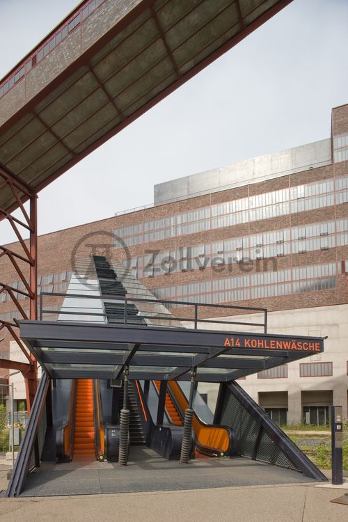 Das größte Übertagegebäude auf Zollverein, die Kohlenwäsche [A14], war zu Betriebszeiten eine Riesenmaschine, die täglich 23.000 Tonnen Rohkohle sortierte und klassierte. Von 2003 bis 2006 wurde sie von dem Office for Metropolitan Architecture (OMA) unter Leitung von Rem Koolhaas und dem Essener Büro Böll & Krabel umfassend saniert. Die Kohlenwäsche ist zentrale Anlaufstelle für Besucher sowie Museumsgebäude des 2010 eröffneten Ruhr Museums und des Portals der Industriekultur. Die oberen Etagen gehören mit den authentisch erhaltenen Übertageanlagen zum Denkmalpfad ZOLLVEREIN®. Auf dem Dach der Kohlenwäsche sind zwei Aussichtsplattformen installiert, die einen Rundblick auf das Gelände und die Region bieten. 

Die beiden 58 Meter langen Rolltreppen an der Kohlenwäsche [A14] befördern die Besucher direkt auf die 24-Meter-Ebene der Kohlenwäsche und von dort wieder nach unten. Die beiden Sonderanfertigungen von ThyssenKrupp Elevator – eine für die Auffahrt, eine für die Abfahrt – orientieren sich an den historischen Bandbrücken. Das Konzept wurde von dem Rotterdamer Office for Metropolitan Architecture (OMA) entwickelt. Eine Fahrt auf einer der beiden höchsten freistehenden Fahrtreppen Deutschlands dauert 90 Sekunden. Highlight: Bei Dunkelheit leuchten die Fahrtreppen orangerot.

Ort: Areal A [Schacht XII], Kohlenwäsche [A14]