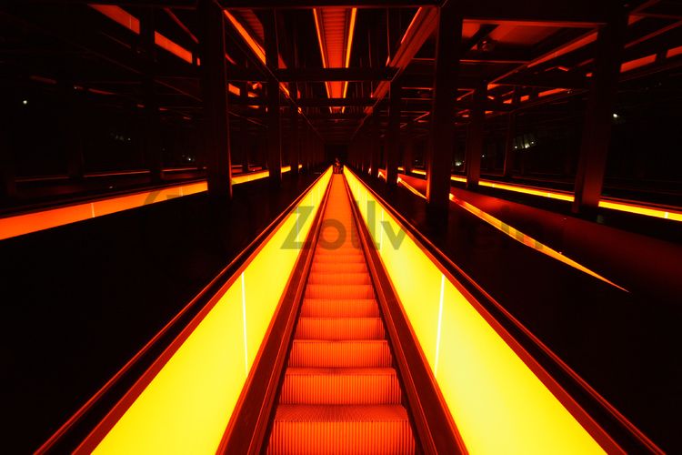 Das größte Übertagegebäude auf Zollverein, die Kohlenwäsche, war zu Betriebszeiten eine Riesenmaschine, die täglich 23.000 Tonnen Rohkohle sortierte und klassierte. Von 2003 bis 2006 wurde sie von dem Office for Metropolitan Architecture (OMA) unter Leitung von Rem Koolhaas und dem Essener Büro Böll & Krabel umfassend saniert. Die Kohlenwäsche ist zentrale Anlaufstelle für Besucher sowie Museumsgebäude des 2010 eröffneten Ruhr Museums und des Portals der Industriekultur. Die oberen Etagen gehören mit den authentisch erhaltenen Übertageanlagen zum Denkmalpfad. Auf dem Dach der Kohlenwäsche sind zwei Aussichtsplattformen installiert, die einen Rundblick auf das Gelände und die Region bieten. 

Die beiden 58 Meter langen Rolltreppen an der Kohlenwäsche befördern die Besucher direkt auf die 24-Meter-Ebene der Kohlenwäsche und von dort wieder nach unten. Die beiden Sonderanfertigungen von ThyssenKrupp Elevator – eine für die Auffahrt, eine für die Abfahrt – orientieren sich an den historischen Bandbrücken. Das Konzept wurde von dem Rotterdamer Office for Metropolitan Architecture (OMA) entwickelt. Eine Fahrt auf einer der beiden höchsten freistehenden Fahrtreppen Deutschlands dauert 90 Sekunden. Highlight: Bei Dunkelheit leuchten die Fahrtreppen orangerot.