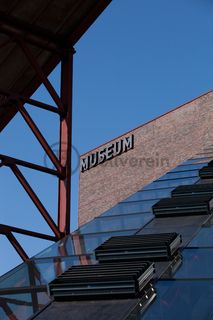 Das größte Übertagegebäude auf Zollverein, die Kohlenwäsche [A14], war zu Betriebszeiten eine Riesenmaschine, die täglich 23.000 Tonnen Rohkohle sortierte und klassierte. Von 2003 bis 2006 wurde sie von dem Office for Metropolitan Architecture (OMA) unter Leitung von Rem Koolhaas und dem Essener Büro Böll & Krabel umfassend saniert. Die Kohlenwäsche ist zentrale Anlaufstelle für Besucher sowie Museumsgebäude des 2010 eröffneten Ruhr Museums und des Portals der Industriekultur. Die oberen Etagen gehören mit den authentisch erhaltenen Übertageanlagen zum Denkmalpfad ZOLLVEREIN®. Auf dem Dach der Kohlenwäsche sind zwei Aussichtsplattformen installiert, die einen Rundblick auf das Gelände und die Region bieten. 

Die beiden 58 Meter langen Rolltreppen an der Kohlenwäsche [A14] befördern die Besucher direkt auf die 24-Meter-Ebene der Kohlenwäsche und von dort wieder nach unten. Die beiden Sonderanfertigungen von ThyssenKrupp Elevator – eine für die Auffahrt, eine für die Abfahrt – orientieren sich an den historischen Bandbrücken. Das Konzept wurde von dem Rotterdamer Office for Metropolitan Architecture (OMA) entwickelt. Eine Fahrt auf einer der beiden höchsten freistehenden Fahrtreppen Deutschlands dauert 90 Sekunden. Highlight: Bei Dunkelheit leuchten die Fahrtreppen orangerot.

Ort: Areal A [Schacht XII], Kohlenwäsche [A14]