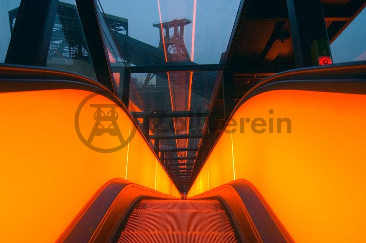 Die beiden 58 Meter langen Rolltreppen an der Kohlenwäsche [A14] befördern die Besucher direkt auf die 24-Meter-Ebene der Kohlenwäsche und von dort wieder nach unten. Die beiden Sonderanfertigungen von ThyssenKrupp Elevator – eine für die Auffahrt, eine für die Abfahrt – orientieren sich an den historischen Bandbrücken. Das Konzept wurde von dem Rotterdamer Office for Metropolitan Architecture (OMA) entwickelt. Eine Fahrt auf einer der beiden höchsten freistehenden Fahrtreppen Deutschlands dauert 90 Sekunden. Highlight: Bei Dunkelheit leuchten die Fahrtreppen orangerot.

Ort: Areal A [Schacht XII], Kohlenwäsche [A14]