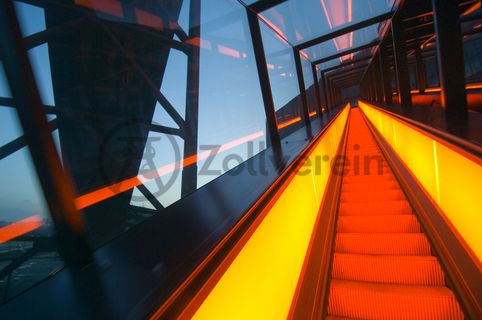 Die beiden 58 Meter langen Rolltreppen an der Kohlenwäsche befördern die Besucher direkt auf die 24-Meter-Ebene der Kohlenwäsche und von dort wieder nach unten. Die beiden Sonderanfertigungen von ThyssenKrupp Elevator – eine für die Auffahrt, eine für die Abfahrt – orientieren sich an den historischen Bandbrücken. Das Konzept wurde von dem Rotterdamer Office for Metropolitan Architecture (OMA) entwickelt. Eine Fahrt auf einer der beiden höchsten freistehenden Fahrtreppen Deutschlands dauert 90 Sekunden. Highlight: Bei Dunkelheit leuchten die Fahrtreppen orangerot.