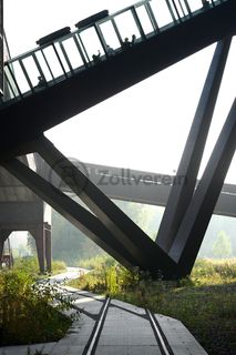 Die beiden 58 Meter langen Rolltreppen an der Kohlenwäsche [A14] befördern die Besucher direkt auf die 24-Meter-Ebene der Kohlenwäsche und von dort wieder nach unten. Die beiden Sonderanfertigungen von ThyssenKrupp Elevator – eine für die Auffahrt, eine für die Abfahrt – orientieren sich an den historischen Bandbrücken. Das Konzept wurde von dem Rotterdamer Office for Metropolitan Architecture (OMA) entwickelt. Eine Fahrt auf einer der beiden höchsten freistehenden Fahrtreppen Deutschlands dauert 90 Sekunden. Highlight: Bei Dunkelheit leuchten die Fahrtreppen orangerot.

Ort: Areal A [Schacht XII], Kohlenwäsche [A14]