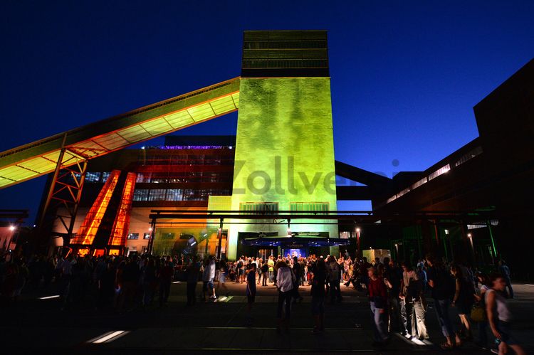 Das größte Übertagegebäude auf Zollverein, die Kohlenwäsche [A14], war zu Betriebszeiten eine Riesenmaschine, die täglich 23.000 Tonnen Rohkohle sortierte und klassierte. Von 2003 bis 2006 wurde sie von dem Office for Metropolitan Architecture (OMA) unter Leitung von Rem Koolhaas und dem Essener Büro Böll & Krabel umfassend saniert. Eine 58 Meter lange Rolltreppe bringt die Besucher heute direkt in das RUHR.VISITORCENTER Essen auf der 24-Meter-Ebene. Die Kohlenwäsche ist zentrale Anlaufstelle für Besucher sowie Museumsgebäude des 2010 eröffneten Ruhr Museums und des Portals der Industriekultur. Die oberen Etagen gehören mit den authentisch erhaltenen Übertageanlagen zum Denkmalpfad ZOLLVEREIN®. Auf dem Dach der Kohlenwäsche sind zwei Aussichtsplattformen installiert, die einen Rundblick auf das Gelände und die Region bieten. 

Der frühere Kokskohlenbunker [A16] befindet sich direkt vor der Kohlenwäsche [A14], ist über Bandbrücken mit ihr verbunden und diente früher zur Zwischenlagerung der Kohle, die auf der Kokerei zu Koks verarbeitet werden sollte. Seit 2010 wird der Kokskohlenbunker für Veranstaltungen und museumspädagogische Angebote des Ruhr Museums genutzt.

Ort: Areal A [Schacht XII], Kohlenwäsche [A14] und Kokskohlenbunker [A16]