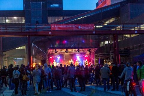 Seit 1990 veranstalten die Werbegemeinschaften der an die Zeche und Kokerei Zollverein angrenzenden Stadtteile Katernberg, Schonnebeck und Stoppenberg (heute Bezirk VI – Zollverein) im September das Zechenfest als Nachbarschaftsfest auf dem Gelände der Schachtanlage XII. 

Seit 1999 ist die Stiftung Zollverein koordinatorisch in die Organisation des Zechenfestes eingebunden, das neben Gastronomie und der Präsentation von Vereinen auch ein mit jedem Jahr umfangreicher werdendes Bühnenprogramm anbietet. Seit einigen Jahren ist der Höhepunkt des Festes das große Höhenfeuerwerk am Samstagabend.

Der Wagenumlauf [A18] befindet sich zwischen der Wipperhalle und der Rückseite des Doppelbock-Fördergerüstes [A1]. In dem langgestreckten Gebäude wurden die Förderwagen, nachdem sie entleert wurden, wieder zurück zum Schacht geführt. Heute ist der Wagenumlauf Teil des Denkmalpfads ZOLLVEREIN®.

Areal A [Schacht XII], Wagenumlauf [A18]