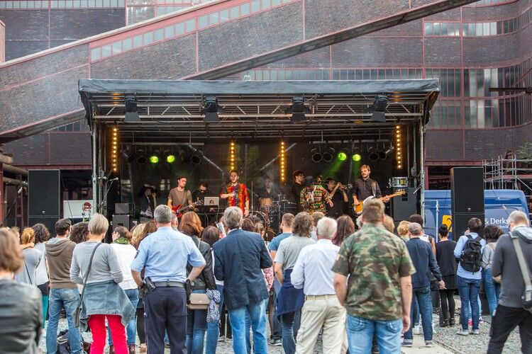 Seit 1990 veranstalten die Werbegemeinschaften der an die Zeche und Kokerei Zollverein angrenzenden Stadtteile Katernberg, Schonnebeck und Stoppenberg (heute Bezirk VI – Zollverein) im September das Zechenfest als Nachbarschaftsfest auf dem Gelände der Schachtanlage XII. 

Seit 1999 ist die Stiftung Zollverein koordinatorisch in die Organisation des Zechenfestes eingebunden, das neben Gastronomie und der Präsentation von Vereinen auch ein mit jedem Jahr umfangreicher werdendes Bühnenprogramm anbietet. Seit einigen Jahren ist der Höhepunkt des Festes das große Höhenfeuerwerk am Samstagabend.

Der Wagenumlauf befindet sich zwischen der Wipperhalle und der Rückseite des Doppelbock-Fördergerüstes. In dem langgestreckten Gebäude wurden die Förderwagen, nachdem sie entleert wurden, wieder zurück zum Schacht geführt. Heute ist der Wagenumlauf Teil des Denkmalpfads Zollverein.