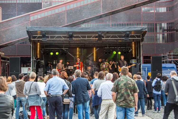 Seit 1990 veranstalten die Werbegemeinschaften der an die Zeche und Kokerei Zollverein angrenzenden Stadtteile Katernberg, Schonnebeck und Stoppenberg (heute Bezirk VI – Zollverein) im September das Zechenfest als Nachbarschaftsfest auf dem Gelände der Schachtanlage XII. 

Seit 1999 ist die Stiftung Zollverein koordinatorisch in die Organisation des Zechenfestes eingebunden, das neben Gastronomie und der Präsentation von Vereinen auch ein mit jedem Jahr umfangreicher werdendes Bühnenprogramm anbietet. Seit einigen Jahren ist der Höhepunkt des Festes das große Höhenfeuerwerk am Samstagabend.

Der Wagenumlauf [A18] befindet sich zwischen der Wipperhalle und der Rückseite des Doppelbock-Fördergerüstes [A1]. In dem langgestreckten Gebäude wurden die Förderwagen, nachdem sie entleert wurden, wieder zurück zum Schacht geführt. Heute ist der Wagenumlauf Teil des Denkmalpfads ZOLLVEREIN®.

Areal A [Schacht XII], Wagenumlauf [A18]