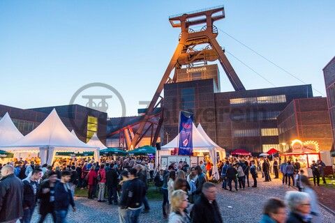 Seit 1990 veranstalten die Werbegemeinschaften der an die Zeche und Kokerei Zollverein angrenzenden Stadtteile Katernberg, Schonnebeck und Stoppenberg (heute Bezirk VI – Zollverein) im September das Zechenfest als Nachbarschaftsfest auf dem Gelände der Schachtanlage XII. 

Seit 1999 ist die Stiftung Zollverein koordinatorisch in die Organisation des Zechenfestes eingebunden, das neben Gastronomie und der Präsentation von Vereinen auch ein mit jedem Jahr umfangreicher werdendes Bühnenprogramm anbietet. Seit einigen Jahren ist der Höhepunkt des Festes das große Höhenfeuerwerk am Samstagabend.

Das 55 Meter hohe Doppelbock-Fördergerüst ist das Wahrzeichen der Zeche Zollverein, der Stadt Essen und der gesamten Region: Die als Doppelstrebengerüst in Vollwandbauweise konstruierte Förderanlage ermöglichte eine doppelte Fördermechanik, mittels derer die doppelte Menge Förderwagen bzw. Fördergefäße transportiert werden konnten. Zollverein Schacht XII galt zu Betriebszeiten als die leistungsstärkste Zeche der Welt. 250 Stufen führen auf die oberste Plattform des Gerüstes, deren Seilscheiben sich auch heute noch drehen: Der Schacht wird heute von der RAG AG für die zentrale Wasserhaltung genutzt.

Als Ehrenhof wird die Freifläche auf Schacht XII zwischen dem Eingang an der Gelsenkirchener Straße und dem Doppelbock-Fördergerüst bzw. der Schachthalle [A1] bezeichnet. Der Kreuzungspunkt der beiden Hauptachsen der Anlage ist ähnlich eines barocken Hofes mit einer rechteckigen Rasenfläche und einem Rundweg angelegt. Gesäumt wird der Eingang zur Gelsenkirchener Straße durch zwei Pförtnerhäuser, die heute als Besucherinformation bzw. als Posthäuschen dienen. Zu Betriebszeiten der Zeche war der Zugang über den Ehrenhof ausschließlich Ehrengästen vorbehalten, die Bergleute gelangten von der Schachtanlage 1/2/8 über die Mannschaftsbrücke auf das Gelände von Schacht XII.

Areal A [Schacht XII]