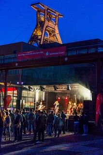 Seit 1990 veranstalten die Werbegemeinschaften der an die Zeche und Kokerei Zollverein angrenzenden Stadtteile Katernberg, Schonnebeck und Stoppenberg (heute Bezirk VI – Zollverein) im September das Zechenfest als Nachbarschaftsfest auf dem Gelände der Schachtanlage XII. 

Seit 1999 ist die Stiftung Zollverein koordinatorisch in die Organisation des Zechenfestes eingebunden, das neben Gastronomie und der Präsentation von Vereinen auch ein mit jedem Jahr umfangreicher werdendes Bühnenprogramm anbietet. Seit einigen Jahren ist der Höhepunkt des Festes das große Höhenfeuerwerk am Samstagabend.

Der Wagenumlauf [A18] befindet sich zwischen der Wipperhalle und der Rückseite des Doppelbock-Fördergerüstes [A1]. In dem langgestreckten Gebäude wurden die Förderwagen, nachdem sie entleert wurden, wieder zurück zum Schacht geführt. Heute ist der Wagenumlauf Teil des Denkmalpfads ZOLLVEREIN®.

Das 55 Meter hohe Doppelbock-Fördergerüst ist das Wahrzeichen der Zeche Zollverein, der Stadt Essen und der gesamten Region: Die als Doppelstrebengerüst in Vollwandbauweise konstruierte Förderanlage ermöglichte eine doppelte Fördermechanik, mittels derer die doppelte Menge Förderwagen bzw. Fördergefäße transportiert werden konnten. Zollverein Schacht XII galt zu Betriebszeiten als die leistungsstärkste Zeche der Welt. 250 Stufen führen auf die oberste Plattform des Gerüstes, deren Seilscheiben sich auch heute noch drehen: Der Schacht wird heute von der RAG AG für die zentrale Wasserhaltung genutzt.

Areal A [Schacht XII], Wagenumlauf [A18]