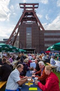 Seit 1990 veranstalten die Werbegemeinschaften der an die Zeche und Kokerei Zollverein angrenzenden Stadtteile Katernberg, Schonnebeck und Stoppenberg (heute Bezirk VI – Zollverein) im September das Zechenfest als Nachbarschaftsfest auf dem Gelände der Schachtanlage XII. 

Seit 1999 ist die Stiftung Zollverein koordinatorisch in die Organisation des Zechenfestes eingebunden, das neben Gastronomie und der Präsentation von Vereinen auch ein mit jedem Jahr umfangreicher werdendes Bühnenprogramm anbietet. Seit einigen Jahren ist der Höhepunkt des Festes das große Höhenfeuerwerk am Samstagabend.

Das 55 Meter hohe Doppelbock-Fördergerüst ist das Wahrzeichen der Zeche Zollverein, der Stadt Essen und der gesamten Region: Die als Doppelstrebengerüst in Vollwandbauweise konstruierte Förderanlage ermöglichte eine doppelte Fördermechanik, mittels derer die doppelte Menge Förderwagen bzw. Fördergefäße transportiert werden konnten. Zollverein Schacht XII galt zu Betriebszeiten als die leistungsstärkste Zeche der Welt. 250 Stufen führen auf die oberste Plattform des Gerüstes, deren Seilscheiben sich auch heute noch drehen: Der Schacht wird heute von der RAG AG für die zentrale Wasserhaltung genutzt.