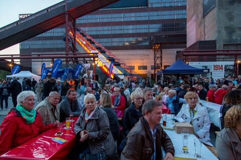 Seit 1990 veranstalten die Werbegemeinschaften der an die Zeche und Kokerei Zollverein angrenzenden Stadtteile Katernberg, Schonnebeck und Stoppenberg (heute Bezirk VI – Zollverein) im September das Zechenfest als Nachbarschaftsfest auf dem Gelände der Schachtanlage XII. 

Seit 1999 ist die Stiftung Zollverein koordinatorisch in die Organisation des Zechenfestes eingebunden, das neben Gastronomie und der Präsentation von Vereinen auch ein mit jedem Jahr umfangreicher werdendes Bühnenprogramm anbietet. Seit einigen Jahren ist der Höhepunkt des Festes das große Höhenfeuerwerk am Samstagabend.

Das größte Übertagegebäude auf Zollverein, die Kohlenwäsche [A14], war zu Betriebszeiten eine Riesenmaschine, die täglich 23.000 Tonnen Rohkohle sortierte und klassierte. Von 2003 bis 2006 wurde sie von dem Office for Metropolitan Architecture (OMA) unter Leitung von Rem Koolhaas und dem Essener Büro Böll & Krabel umfassend saniert. Eine 58 Meter lange Rolltreppe bringt die Besucher heute direkt in das RUHR.VISITORCENTER Essen auf der 24-Meter-Ebene. Die Kohlenwäsche ist zentrale Anlaufstelle für Besucher sowie Museumsgebäude des 2010 eröffneten Ruhr Museums und des Portals der Industriekultur. Die oberen Etagen gehören mit den authentisch erhaltenen Übertageanlagen zum Denkmalpfad ZOLLVEREIN®. Auf dem Dach der Kohlenwäsche sind zwei Aussichtsplattformen installiert, die einen Rundblick auf das Gelände und die Region bieten. 

Als Forum Kohlenwäsche wird der Platz vor der Kohlenwäsche [A14] auf Schacht XII bezeichnet. Im Sommer wird das Forum regelmäßig für Veranstaltungen genutzt.

Areal A [Schacht XII], Kohlenwäsche [A14]