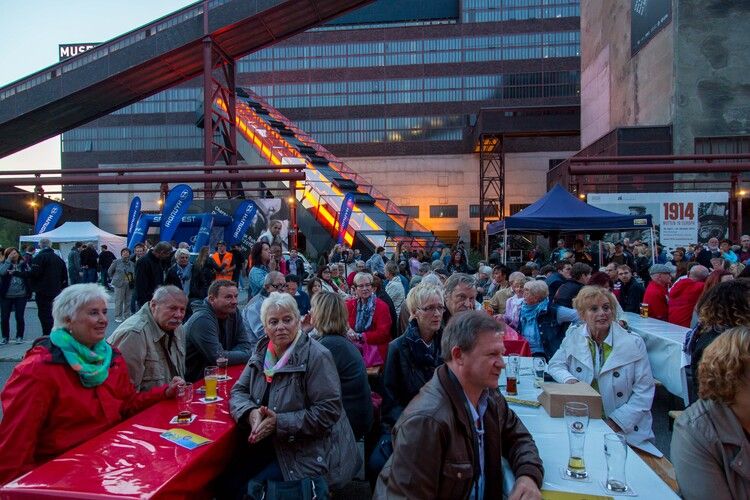 Seit 1990 veranstalten die Werbegemeinschaften der an die Zeche und Kokerei Zollverein angrenzenden Stadtteile Katernberg, Schonnebeck und Stoppenberg (heute Bezirk VI – Zollverein) im September das Zechenfest als Nachbarschaftsfest auf dem Gelände der Schachtanlage XII. 

Seit 1999 ist die Stiftung Zollverein koordinatorisch in die Organisation des Zechenfestes eingebunden, das neben Gastronomie und der Präsentation von Vereinen auch ein mit jedem Jahr umfangreicher werdendes Bühnenprogramm anbietet. Seit einigen Jahren ist der Höhepunkt des Festes das große Höhenfeuerwerk am Samstagabend.

Das größte Übertagegebäude auf Zollverein, die Kohlenwäsche [A14], war zu Betriebszeiten eine Riesenmaschine, die täglich 23.000 Tonnen Rohkohle sortierte und klassierte. Von 2003 bis 2006 wurde sie von dem Office for Metropolitan Architecture (OMA) unter Leitung von Rem Koolhaas und dem Essener Büro Böll & Krabel umfassend saniert. Eine 58 Meter lange Rolltreppe bringt die Besucher heute direkt in das RUHR.VISITORCENTER Essen auf der 24-Meter-Ebene. Die Kohlenwäsche ist zentrale Anlaufstelle für Besucher sowie Museumsgebäude des 2010 eröffneten Ruhr Museums und des Portals der Industriekultur. Die oberen Etagen gehören mit den authentisch erhaltenen Übertageanlagen zum Denkmalpfad ZOLLVEREIN®. Auf dem Dach der Kohlenwäsche sind zwei Aussichtsplattformen installiert, die einen Rundblick auf das Gelände und die Region bieten. 

Als Forum Kohlenwäsche wird der Platz vor der Kohlenwäsche [A14] auf Schacht XII bezeichnet. Im Sommer wird das Forum regelmäßig für Veranstaltungen genutzt.

Areal A [Schacht XII], Kohlenwäsche [A14]