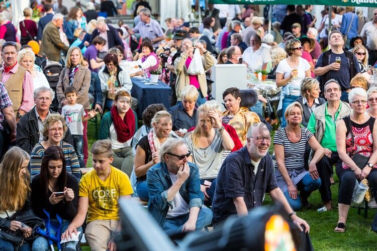 Seit 1990 veranstalten die Werbegemeinschaften der an die Zeche und Kokerei Zollverein angrenzenden Stadtteile Katernberg, Schonnebeck und Stoppenberg (heute Bezirk VI – Zollverein) im September das Zechenfest als Nachbarschaftsfest auf dem Gelände der Schachtanlage XII. 

Seit 1999 ist die Stiftung Zollverein koordinatorisch in die Organisation des Zechenfestes eingebunden, das neben Gastronomie und der Präsentation von Vereinen auch ein mit jedem Jahr umfangreicher werdendes Bühnenprogramm anbietet. Seit einigen Jahren ist der Höhepunkt des Festes das große Höhenfeuerwerk am Samstagabend.