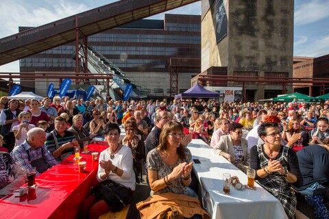 Seit 1990 veranstalten die Werbegemeinschaften der an die Zeche und Kokerei Zollverein angrenzenden Stadtteile Katernberg, Schonnebeck und Stoppenberg (heute Bezirk VI – Zollverein) im September das Zechenfest als Nachbarschaftsfest auf dem Gelände der Schachtanlage XII. 

Seit 1999 ist die Stiftung Zollverein koordinatorisch in die Organisation des Zechenfestes eingebunden, das neben Gastronomie und der Präsentation von Vereinen auch ein mit jedem Jahr umfangreicher werdendes Bühnenprogramm anbietet. Seit einigen Jahren ist der Höhepunkt des Festes das große Höhenfeuerwerk am Samstagabend.

Das größte Übertagegebäude auf Zollverein, die Kohlenwäsche [A14], war zu Betriebszeiten eine Riesenmaschine, die täglich 23.000 Tonnen Rohkohle sortierte und klassierte. Von 2003 bis 2006 wurde sie von dem Office for Metropolitan Architecture (OMA) unter Leitung von Rem Koolhaas und dem Essener Büro Böll & Krabel umfassend saniert. Eine 58 Meter lange Rolltreppe bringt die Besucher heute direkt in das RUHR.VISITORCENTER Essen auf der 24-Meter-Ebene. Die Kohlenwäsche ist zentrale Anlaufstelle für Besucher sowie Museumsgebäude des 2010 eröffneten Ruhr Museums und des Portals der Industriekultur. Die oberen Etagen gehören mit den authentisch erhaltenen Übertageanlagen zum Denkmalpfad ZOLLVEREIN®. Auf dem Dach der Kohlenwäsche sind zwei Aussichtsplattformen installiert, die einen Rundblick auf das Gelände und die Region bieten. 

Als Forum Kohlenwäsche wird der Platz vor der Kohlenwäsche [A14] auf Schacht XII bezeichnet. Im Sommer wird das Forum regelmäßig für Veranstaltungen genutzt.

Areal A [Schacht XII], Kohlenwäsche [A14]