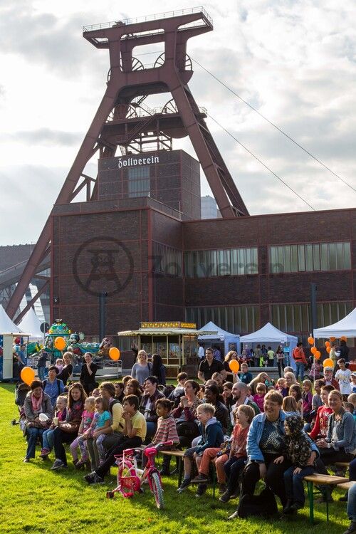 Seit 1990 veranstalten die Werbegemeinschaften der an die Zeche und Kokerei Zollverein angrenzenden Stadtteile Katernberg, Schonnebeck und Stoppenberg (heute Bezirk VI – Zollverein) im September das Zechenfest als Nachbarschaftsfest auf dem Gelände der Schachtanlage XII. 

Seit 1999 ist die Stiftung Zollverein koordinatorisch in die Organisation des Zechenfestes eingebunden, das neben Gastronomie und der Präsentation von Vereinen auch ein mit jedem Jahr umfangreicher werdendes Bühnenprogramm anbietet. Seit einigen Jahren ist der Höhepunkt des Festes das große Höhenfeuerwerk am Samstagabend.

Das 55 Meter hohe Doppelbock-Fördergerüst ist das Wahrzeichen der Zeche Zollverein, der Stadt Essen und der gesamten Region: Die als Doppelstrebengerüst in Vollwandbauweise konstruierte Förderanlage ermöglichte eine doppelte Fördermechanik, mittels derer die doppelte Menge Förderwagen bzw. Fördergefäße transportiert werden konnten. Zollverein Schacht XII galt zu Betriebszeiten als die leistungsstärkste Zeche der Welt. 250 Stufen führen auf die oberste Plattform des Gerüstes, deren Seilscheiben sich auch heute noch drehen: Der Schacht wird heute von der RAG AG für die zentrale Wasserhaltung genutzt.