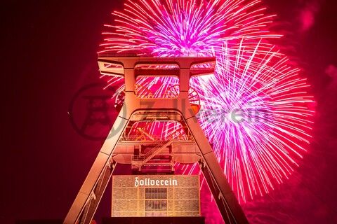 Seit 1990 veranstalten die Werbegemeinschaften der an die Zeche und Kokerei Zollverein angrenzenden Stadtteile Katernberg, Schonnebeck und Stoppenberg (heute Bezirk VI – Zollverein) im September das Zechenfest als Nachbarschaftsfest auf dem Gelände der Schachtanlage XII. 

Seit 1999 ist die Stiftung Zollverein koordinatorisch in die Organisation des Zechenfestes eingebunden, das neben Gastronomie und der Präsentation von Vereinen auch ein mit jedem Jahr umfangreicher werdendes Bühnenprogramm anbietet. Seit einigen Jahren ist der Höhepunkt des Festes das große Höhenfeuerwerk am Samstagabend.

Das 55 Meter hohe Doppelbock-Fördergerüst ist das Wahrzeichen der Zeche Zollverein, der Stadt Essen und der gesamten Region: Die als Doppelstrebengerüst in Vollwandbauweise konstruierte Förderanlage ermöglichte eine doppelte Fördermechanik, mittels derer die doppelte Menge Förderwagen bzw. Fördergefäße transportiert werden konnten. Zollverein Schacht XII galt zu Betriebszeiten als die leistungsstärkste Zeche der Welt. 250 Stufen führen auf die oberste Plattform des Gerüstes, deren Seilscheiben sich auch heute noch drehen: Der Schacht wird heute von der RAG AG für die zentrale Wasserhaltung genutzt.

Areal A [Schacht XII], Fördergerüst [A1]