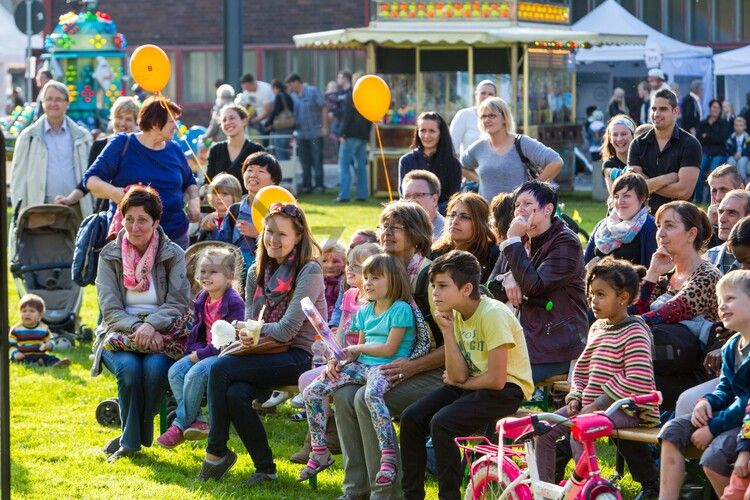 Seit 1990 veranstalten die Werbegemeinschaften der an die Zeche und Kokerei Zollverein angrenzenden Stadtteile Katernberg, Schonnebeck und Stoppenberg (heute Bezirk VI – Zollverein) im September das Zechenfest als Nachbarschaftsfest auf dem Gelände der Schachtanlage XII. 

Seit 1999 ist die Stiftung Zollverein koordinatorisch in die Organisation des Zechenfestes eingebunden, das neben Gastronomie und der Präsentation von Vereinen auch ein mit jedem Jahr umfangreicher werdendes Bühnenprogramm anbietet. Seit einigen Jahren ist der Höhepunkt des Festes das große Höhenfeuerwerk am Samstagabend.