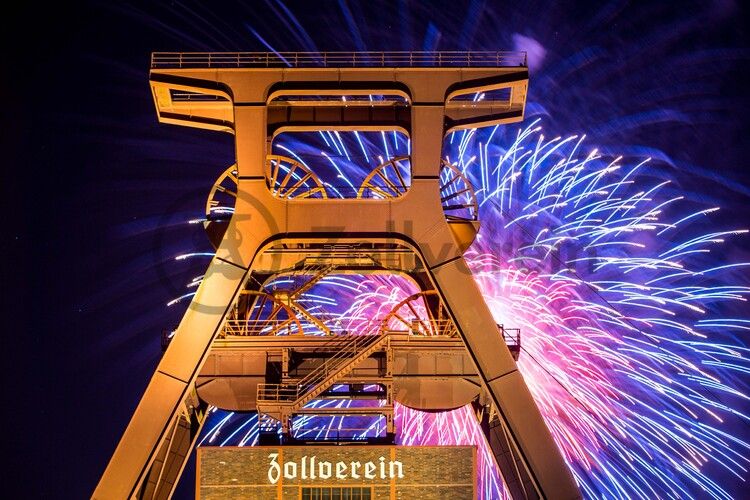 Seit 1990 veranstalten die Werbegemeinschaften der an die Zeche und Kokerei Zollverein angrenzenden Stadtteile Katernberg, Schonnebeck und Stoppenberg (heute Bezirk VI – Zollverein) im September das Zechenfest als Nachbarschaftsfest auf dem Gelände der Schachtanlage XII. 

Seit 1999 ist die Stiftung Zollverein koordinatorisch in die Organisation des Zechenfestes eingebunden, das neben Gastronomie und der Präsentation von Vereinen auch ein mit jedem Jahr umfangreicher werdendes Bühnenprogramm anbietet. Seit einigen Jahren ist der Höhepunkt des Festes das große Höhenfeuerwerk am Samstagabend.

Das 55 Meter hohe Doppelbock-Fördergerüst ist das Wahrzeichen der Zeche Zollverein, der Stadt Essen und der gesamten Region: Die als Doppelstrebengerüst in Vollwandbauweise konstruierte Förderanlage ermöglichte eine doppelte Fördermechanik, mittels derer die doppelte Menge Förderwagen bzw. Fördergefäße transportiert werden konnten. Zollverein Schacht XII galt zu Betriebszeiten als die leistungsstärkste Zeche der Welt. 250 Stufen führen auf die oberste Plattform des Gerüstes, deren Seilscheiben sich auch heute noch drehen: Der Schacht wird heute von der RAG AG für die zentrale Wasserhaltung genutzt.

Areal A [Schacht XII], Fördergerüst [A1]