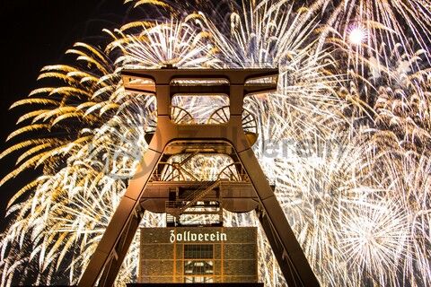 Seit 1990 veranstalten die Werbegemeinschaften der an die Zeche und Kokerei Zollverein angrenzenden Stadtteile Katernberg, Schonnebeck und Stoppenberg (heute Bezirk VI – Zollverein) im September das Zechenfest als Nachbarschaftsfest auf dem Gelände der Schachtanlage XII. 

Seit 1999 ist die Stiftung Zollverein koordinatorisch in die Organisation des Zechenfestes eingebunden, das neben Gastronomie und der Präsentation von Vereinen auch ein mit jedem Jahr umfangreicher werdendes Bühnenprogramm anbietet. Seit einigen Jahren ist der Höhepunkt des Festes das große Höhenfeuerwerk am Samstagabend.

Das 55 Meter hohe Doppelbock-Fördergerüst ist das Wahrzeichen der Zeche Zollverein, der Stadt Essen und der gesamten Region: Die als Doppelstrebengerüst in Vollwandbauweise konstruierte Förderanlage ermöglichte eine doppelte Fördermechanik, mittels derer die doppelte Menge Förderwagen bzw. Fördergefäße transportiert werden konnten. Zollverein Schacht XII galt zu Betriebszeiten als die leistungsstärkste Zeche der Welt. 250 Stufen führen auf die oberste Plattform des Gerüstes, deren Seilscheiben sich auch heute noch drehen: Der Schacht wird heute von der RAG AG für die zentrale Wasserhaltung genutzt.

Areal A [Schacht XII], Fördergerüst [A1]