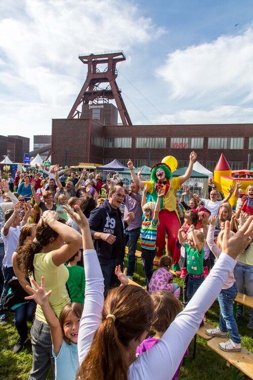 Seit 1990 veranstalten die Werbegemeinschaften der an die Zeche und Kokerei Zollverein angrenzenden Stadtteile Katernberg, Schonnebeck und Stoppenberg (heute Bezirk VI – Zollverein) im September das Zechenfest als Nachbarschaftsfest auf dem Gelände der Schachtanlage XII. 

Seit 1999 ist die Stiftung Zollverein koordinatorisch in die Organisation des Zechenfestes eingebunden, das neben Gastronomie und der Präsentation von Vereinen auch ein mit jedem Jahr umfangreicher werdendes Bühnenprogramm anbietet. Seit einigen Jahren ist der Höhepunkt des Festes das große Höhenfeuerwerk am Samstagabend.

Das 55 Meter hohe Doppelbock-Fördergerüst ist das Wahrzeichen der Zeche Zollverein, der Stadt Essen und der gesamten Region: Die als Doppelstrebengerüst in Vollwandbauweise konstruierte Förderanlage ermöglichte eine doppelte Fördermechanik, mittels derer die doppelte Menge Förderwagen bzw. Fördergefäße transportiert werden konnten. Zollverein Schacht XII galt zu Betriebszeiten als die leistungsstärkste Zeche der Welt. 250 Stufen führen auf die oberste Plattform des Gerüstes, deren Seilscheiben sich auch heute noch drehen: Der Schacht wird heute von der RAG AG für die zentrale Wasserhaltung genutzt.

Areal A [Schacht XII], Fördergerüst [A1]