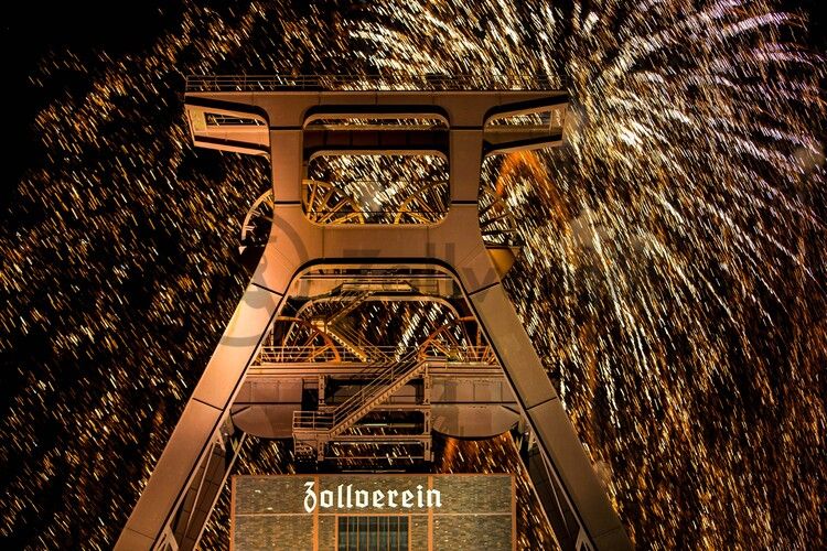 Seit 1990 veranstalten die Werbegemeinschaften der an die Zeche und Kokerei Zollverein angrenzenden Stadtteile Katernberg, Schonnebeck und Stoppenberg (heute Bezirk VI – Zollverein) im September das Zechenfest als Nachbarschaftsfest auf dem Gelände der Schachtanlage XII. 

Seit 1999 ist die Stiftung Zollverein koordinatorisch in die Organisation des Zechenfestes eingebunden, das neben Gastronomie und der Präsentation von Vereinen auch ein mit jedem Jahr umfangreicher werdendes Bühnenprogramm anbietet. Seit einigen Jahren ist der Höhepunkt des Festes das große Höhenfeuerwerk am Samstagabend.

Das 55 Meter hohe Doppelbock-Fördergerüst ist das Wahrzeichen der Zeche Zollverein, der Stadt Essen und der gesamten Region: Die als Doppelstrebengerüst in Vollwandbauweise konstruierte Förderanlage ermöglichte eine doppelte Fördermechanik, mittels derer die doppelte Menge Förderwagen bzw. Fördergefäße transportiert werden konnten. Zollverein Schacht XII galt zu Betriebszeiten als die leistungsstärkste Zeche der Welt. 250 Stufen führen auf die oberste Plattform des Gerüstes, deren Seilscheiben sich auch heute noch drehen: Der Schacht wird heute von der RAG AG für die zentrale Wasserhaltung genutzt.

Areal A [Schacht XII], Fördergerüst [A1]