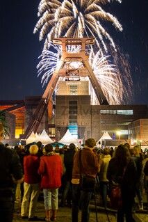 Seit 1990 veranstalten die Werbegemeinschaften der an die Zeche und Kokerei Zollverein angrenzenden Stadtteile Katernberg, Schonnebeck und Stoppenberg (heute Bezirk VI – Zollverein) im September das Zechenfest als Nachbarschaftsfest auf dem Gelände der Schachtanlage XII. 

Seit 1999 ist die Stiftung Zollverein koordinatorisch in die Organisation des Zechenfestes eingebunden, das neben Gastronomie und der Präsentation von Vereinen auch ein mit jedem Jahr umfangreicher werdendes Bühnenprogramm anbietet. Seit einigen Jahren ist der Höhepunkt des Festes das große Höhenfeuerwerk am Samstagabend.

Das 55 Meter hohe Doppelbock-Fördergerüst ist das Wahrzeichen der Zeche Zollverein, der Stadt Essen und der gesamten Region: Die als Doppelstrebengerüst in Vollwandbauweise konstruierte Förderanlage ermöglichte eine doppelte Fördermechanik, mittels derer die doppelte Menge Förderwagen bzw. Fördergefäße transportiert werden konnten. Zollverein Schacht XII galt zu Betriebszeiten als die leistungsstärkste Zeche der Welt. 250 Stufen führen auf die oberste Plattform des Gerüstes, deren Seilscheiben sich auch heute noch drehen: Der Schacht wird heute von der RAG AG für die zentrale Wasserhaltung genutzt.

Areal A [Schacht XII], Fördergerüst [A1]