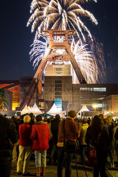 Seit 1990 veranstalten die Werbegemeinschaften der an die Zeche und Kokerei Zollverein angrenzenden Stadtteile Katernberg, Schonnebeck und Stoppenberg (heute Bezirk VI – Zollverein) im September das Zechenfest als Nachbarschaftsfest auf dem Gelände der Schachtanlage XII. 

Seit 1999 ist die Stiftung Zollverein koordinatorisch in die Organisation des Zechenfestes eingebunden, das neben Gastronomie und der Präsentation von Vereinen auch ein mit jedem Jahr umfangreicher werdendes Bühnenprogramm anbietet. Seit einigen Jahren ist der Höhepunkt des Festes das große Höhenfeuerwerk am Samstagabend.

Das 55 Meter hohe Doppelbock-Fördergerüst ist das Wahrzeichen der Zeche Zollverein, der Stadt Essen und der gesamten Region: Die als Doppelstrebengerüst in Vollwandbauweise konstruierte Förderanlage ermöglichte eine doppelte Fördermechanik, mittels derer die doppelte Menge Förderwagen bzw. Fördergefäße transportiert werden konnten. Zollverein Schacht XII galt zu Betriebszeiten als die leistungsstärkste Zeche der Welt. 250 Stufen führen auf die oberste Plattform des Gerüstes, deren Seilscheiben sich auch heute noch drehen: Der Schacht wird heute von der RAG AG für die zentrale Wasserhaltung genutzt.

Areal A [Schacht XII], Fördergerüst [A1]