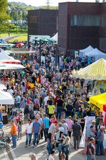 Seit 1990 veranstalten die Werbegemeinschaften der an die Zeche und Kokerei Zollverein angrenzenden Stadtteile Katernberg, Schonnebeck und Stoppenberg (heute Bezirk VI – Zollverein) im September das Zechenfest als Nachbarschaftsfest auf dem Gelände der Schachtanlage XII. 

Seit 1999 ist die Stiftung Zollverein koordinatorisch in die Organisation des Zechenfestes eingebunden, das neben Gastronomie und der Präsentation von Vereinen auch ein mit jedem Jahr umfangreicher werdendes Bühnenprogramm anbietet. Seit einigen Jahren ist der Höhepunkt des Festes das große Höhenfeuerwerk am Samstagabend.

Das 55 Meter hohe Doppelbock-Fördergerüst ist das Wahrzeichen der Zeche Zollverein, der Stadt Essen und der gesamten Region: Die als Doppelstrebengerüst in Vollwandbauweise konstruierte Förderanlage ermöglichte eine doppelte Fördermechanik, mittels derer die doppelte Menge Förderwagen bzw. Fördergefäße transportiert werden konnten. Zollverein Schacht XII galt zu Betriebszeiten als die leistungsstärkste Zeche der Welt. 250 Stufen führen auf die oberste Plattform des Gerüstes, deren Seilscheiben sich auch heute noch drehen: Der Schacht wird heute von der RAG AG für die zentrale Wasserhaltung genutzt.

Areal A [Schacht XII], Fördergerüst [A1]