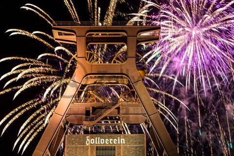 Seit 1990 veranstalten die Werbegemeinschaften der an die Zeche und Kokerei Zollverein angrenzenden Stadtteile Katernberg, Schonnebeck und Stoppenberg (heute Bezirk VI – Zollverein) im September das Zechenfest als Nachbarschaftsfest auf dem Gelände der Schachtanlage XII. 

Seit 1999 ist die Stiftung Zollverein koordinatorisch in die Organisation des Zechenfestes eingebunden, das neben Gastronomie und der Präsentation von Vereinen auch ein mit jedem Jahr umfangreicher werdendes Bühnenprogramm anbietet. Seit einigen Jahren ist der Höhepunkt des Festes das große Höhenfeuerwerk am Samstagabend.

Das 55 Meter hohe Doppelbock-Fördergerüst ist das Wahrzeichen der Zeche Zollverein, der Stadt Essen und der gesamten Region: Die als Doppelstrebengerüst in Vollwandbauweise konstruierte Förderanlage ermöglichte eine doppelte Fördermechanik, mittels derer die doppelte Menge Förderwagen bzw. Fördergefäße transportiert werden konnten. Zollverein Schacht XII galt zu Betriebszeiten als die leistungsstärkste Zeche der Welt. 250 Stufen führen auf die oberste Plattform des Gerüstes, deren Seilscheiben sich auch heute noch drehen: Der Schacht wird heute von der RAG AG für die zentrale Wasserhaltung genutzt.

Areal A [Schacht XII], Fördergerüst [A1]