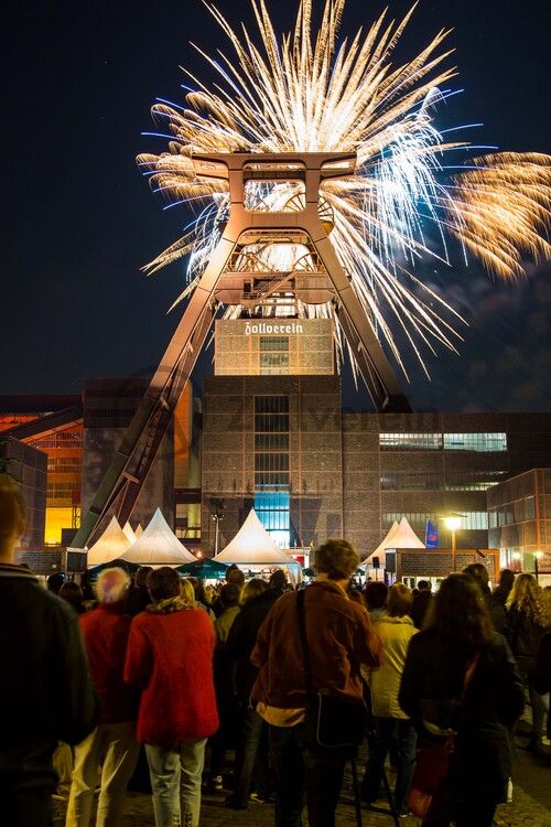 Seit 1990 veranstalten die Werbegemeinschaften der an die Zeche und Kokerei Zollverein angrenzenden Stadtteile Katernberg, Schonnebeck und Stoppenberg (heute Bezirk VI – Zollverein) im September das Zechenfest als Nachbarschaftsfest auf dem Gelände der Schachtanlage XII. 

Seit 1999 ist die Stiftung Zollverein koordinatorisch in die Organisation des Zechenfestes eingebunden, das neben Gastronomie und der Präsentation von Vereinen auch ein mit jedem Jahr umfangreicher werdendes Bühnenprogramm anbietet. Seit einigen Jahren ist der Höhepunkt des Festes das große Höhenfeuerwerk am Samstagabend.

Das 55 Meter hohe Doppelbock-Fördergerüst ist das Wahrzeichen der Zeche Zollverein, der Stadt Essen und der gesamten Region: Die als Doppelstrebengerüst in Vollwandbauweise konstruierte Förderanlage ermöglichte eine doppelte Fördermechanik, mittels derer die doppelte Menge Förderwagen bzw. Fördergefäße transportiert werden konnten. Zollverein Schacht XII galt zu Betriebszeiten als die leistungsstärkste Zeche der Welt. 250 Stufen führen auf die oberste Plattform des Gerüstes, deren Seilscheiben sich auch heute noch drehen: Der Schacht wird heute von der RAG AG für die zentrale Wasserhaltung genutzt.

Areal A [Schacht XII], Fördergerüst [A1]