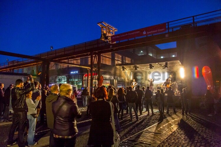 Seit 1990 veranstalten die Werbegemeinschaften der an die Zeche und Kokerei Zollverein angrenzenden Stadtteile Katernberg, Schonnebeck und Stoppenberg (heute Bezirk VI – Zollverein) im September das Zechenfest als Nachbarschaftsfest auf dem Gelände der Schachtanlage XII. 

Seit 1999 ist die Stiftung Zollverein koordinatorisch in die Organisation des Zechenfestes eingebunden, das neben Gastronomie und der Präsentation von Vereinen auch ein mit jedem Jahr umfangreicher werdendes Bühnenprogramm anbietet. Seit einigen Jahren ist der Höhepunkt des Festes das große Höhenfeuerwerk am Samstagabend.

Der Wagenumlauf [A18] befindet sich zwischen der Wipperhalle und der Rückseite des Doppelbock-Fördergerüstes [A1]. In dem langgestreckten Gebäude wurden die Förderwagen, nachdem sie entleert wurden, wieder zurück zum Schacht geführt. Heute ist der Wagenumlauf Teil des Denkmalpfads ZOLLVEREIN®.

Pause machen im Bistro „Butterzeit!“ und Kunsthandwerk entdecken, wo früher Waggons mit Kohle beladen wurden: Die Ateliers im Erdgeschoss der Halle 12 [A12], darunter SchmuckProdukt und die ARKA Kulturwerkstatt, präsentieren neben eigenen Arbeiten auch wechselnde Ausstellungen anderer Künstler. Im Obergeschoss der ehemaligen Lesebandhalle finden heute Kongresse, Messen und Konzerte statt. Bis in die 1960er Jahre lasen hier Bergleute an fünf Lesebändern von Hand die großen Gesteinsstücke aus dem Rohkohlegemisch.

Areal A [Schacht XII], Wagenumlauf [A18]