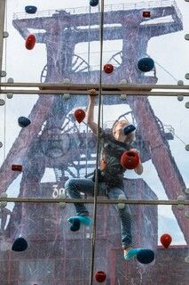 Seit 1990 veranstalten die Werbegemeinschaften der an die Zeche und Kokerei Zollverein angrenzenden Stadtteile Katernberg, Schonnebeck und Stoppenberg (heute Bezirk VI – Zollverein) im September das Zechenfest als Nachbarschaftsfest auf dem Gelände der Schachtanlage XII. 

Seit 1999 ist die Stiftung Zollverein koordinatorisch in die Organisation des Zechenfestes eingebunden, das neben Gastronomie und der Präsentation von Vereinen auch ein mit jedem Jahr umfangreicher werdendes Bühnenprogramm anbietet. Seit einigen Jahren ist der Höhepunkt des Festes das große Höhenfeuerwerk am Samstagabend.

Das 55 Meter hohe Doppelbock-Fördergerüst ist das Wahrzeichen der Zeche Zollverein, der Stadt Essen und der gesamten Region: Die als Doppelstrebengerüst in Vollwandbauweise konstruierte Förderanlage ermöglichte eine doppelte Fördermechanik, mittels derer die doppelte Menge Förderwagen bzw. Fördergefäße transportiert werden konnten. Zollverein Schacht XII galt zu Betriebszeiten als die leistungsstärkste Zeche der Welt. 250 Stufen führen auf die oberste Plattform des Gerüstes, deren Seilscheiben sich auch heute noch drehen: Der Schacht wird heute von der RAG AG für die zentrale Wasserhaltung genutzt.

Areal A [Schacht XII], Fördergerüst [A1]