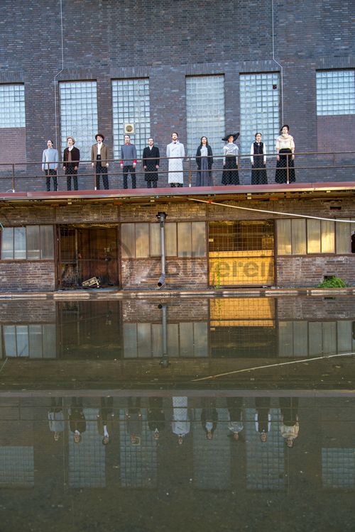 Studierende der Essener Folkwang-Universität der Künste präsentierten im Juli 2014 mit „14/18 – Die Welt in Brand“ eine Theater-Collage und setzten – unter der Leitung von Gerold Theobald (Texte und Dramaturgie) und Johannes Klaus (Regie) – Künstler-Stimmen der Kriegsgeneration von Otto Dix, Max Beckmann, Oskar Kokoschka, Erich Maria Remarque, Michail Bulgakov und Ford Madox Ford in Szene. 

Beitrag der Stiftung Zollverein zur großen Publikumsausstellung des LVR-Industriemuseums und Ruhr Museums „1914 – Mitten in Europa“ anlässlich des 100. Jahrestags des Ausbruchs des Ersten Weltkriegs.

Früher wurde das Druckmaschinengleis von den Druckmaschinen befahren, sie hielten an jedem der 304 Koksöfen, öffneten sie und drückten den fertigen Koks heraus. Heute ist es teils mit Wasser gefüllt und verwandelt sich im Winter in die 150 Meter lange ZOLLVEREIN® Eisbahn.

Ort: Kokerei [Areal C], Druckmaschinengleis [C74]