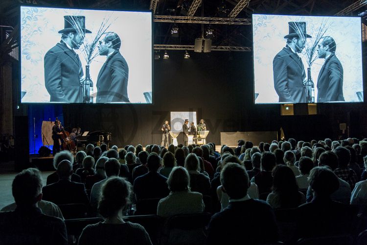 Studierende der Essener Folkwang-Universität der Künste präsentierten im Juli 2014 mit „14/18 – Die Welt in Brand“ eine Theater-Collage und setzten – unter der Leitung von Gerold Theobald (Texte und Dramaturgie) und Johannes Klaus (Regie) – Künstler-Stimmen der Kriegsgeneration von Otto Dix, Max Beckmann, Oskar Kokoschka, Erich Maria Remarque, Michail Bulgakov und Ford Madox Ford in Szene. 

Beitrag der Stiftung Zollverein zur großen Publikumsausstellung des LVR-Industriemuseums und Ruhr Museums „1914 – Mitten in Europa“ anlässlich des 100. Jahrestags des Ausbruchs des Ersten Weltkriegs.

Das ehemalige Salzlager [C88] gehörte zur  „weißen Seite“ der Kokerei. Dort befanden sich chemische Anlagen zur Gasreinigung und Weiterverarbeitung von Nebenprodukten, die bei der Koksproduktion auf der „schwarzen Seite“ der Kokerei anfielen, darunter Teer, Benzol, Düngesalz und Schwefelsäure. Das Salzlager ist Teil eines dreigliedrigen Gebäudekomplexes, bestehend aus der Ammoniakfabrik, dem Salzlager und der Verladung. 2001 wurde das Salzlager eigens für die dauerhafte Installation des ukrainisch-amerikanischen Künstlerpaares Ilya und Emilia Kabakov „The Palace of Projects“ zur Ausstellungs- und Veranstaltungshalle umgebaut.

Ort: Kokerei [Areal C], Salzlager [C88]