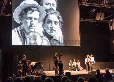 Studierende der Essener Folkwang-Universität der Künste präsentierten im Juli 2014 mit „14/18 – Die Welt in Brand“ eine Theater-Collage und setzten – unter der Leitung von Gerold Theobald (Texte und Dramaturgie) und Johannes Klaus (Regie) – Künstler-Stimmen der Kriegsgeneration von Otto Dix, Max Beckmann, Oskar Kokoschka, Erich Maria Remarque, Michail Bulgakov und Ford Madox Ford in Szene. 

Beitrag der Stiftung Zollverein zur großen Publikumsausstellung des LVR-Industriemuseums und Ruhr Museums „1914 – Mitten in Europa“ anlässlich des 100. Jahrestags des Ausbruchs des Ersten Weltkriegs.

Das ehemalige Salzlager [C88] gehörte zur  „weißen Seite“ der Kokerei. Dort befanden sich chemische Anlagen zur Gasreinigung und Weiterverarbeitung von Nebenprodukten, die bei der Koksproduktion auf der „schwarzen Seite“ der Kokerei anfielen, darunter Teer, Benzol, Düngesalz und Schwefelsäure. Das Salzlager ist Teil eines dreigliedrigen Gebäudekomplexes, bestehend aus der Ammoniakfabrik, dem Salzlager und der Verladung. 2001 wurde das Salzlager eigens für die dauerhafte Installation des ukrainisch-amerikanischen Künstlerpaares Ilya und Emilia Kabakov „The Palace of Projects“ zur Ausstellungs- und Veranstaltungshalle umgebaut.

Ort: Kokerei [Areal C], Salzlager [C88]