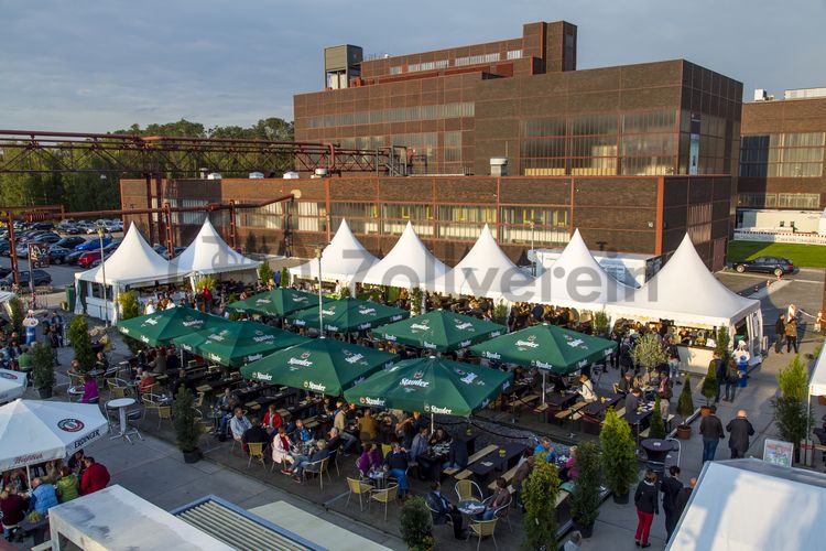 Einmal im Jahr treffen die regionalen Spitzengastronomen zur Gourmet-Meile Metropole Ruhr auf dem ehemaligen Gleisboulevard auf dem UNESCO-Welterbe Zollverein zusammen. Neben einer breiten Vielfalt kulinarischer Verlockungen bietet dieses Event ein anregendes und stimmungsvolles Ambiente für Gäste und Feinschmecker aus der ganzen Region.

Gleisboulevard nennt sich der Platz nördlich der Kohlenwäsche [A14] zwischen der Fritz-Schupp-Allee und der Halle 12 [A12]. Zu Betriebszeiten reihten sich dort die Waggons aneinander, die unter den Produktionsanlagen mit Kohle bzw. Bergematerial beladen wurden. 

Ort: Areal A [Schacht XII]

Zu Betriebszeiten der Zeche diente die Halle 10 [A10] als Lagerhaus und mechanische Werkstatt. Es befanden sich dort auch Meisterbüros. Heute sind hier Büros sowie das standorteigene Facility Management untergebracht.

Das Red Dot Design Museum präsentiert im ehemaligen Kesselhaus [A7] die weltweit größte Ausstellung zeitgenössischen Designs. Mehr als 2.000 Exponate, die alle mit dem Red Dot Design Award prämiert wurden, sind auf fünf Etagen zu bestaunen. Einst wurde hier Dampf erzeugt, der zum Antrieb von Druckluftkompressoren benötigt wurde. Der britische Architekt Norman Foster hat das Kesselhaus von 1992 bis 1996 umgebaut.

In der heutigen Ausstellungshalle [A8] produzierten früher Kompressoren Hochdruck, der zum Betrieb von Loks und anderen Großgeräten unter Tage verwendet wurde.