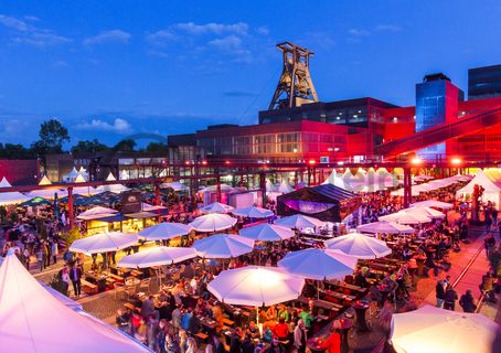 Einmal im Jahr treffen die regionalen Spitzengastronomen zur Gourmet-Meile Metropole Ruhr auf dem ehemaligen Gleisboulevard auf dem UNESCO-Welterbe Zollverein zusammen. Neben einer breiten Vielfalt kulinarischer Verlockungen bietet dieses Event ein anregendes und stimmungsvolles Ambiente für Gäste und Feinschmecker aus der ganzen Region.

Gleisboulevard nennt sich der Platz nördlich der Kohlenwäsche [A14] zwischen der Fritz-Schupp-Allee und der Halle 12 [A12]. Zu Betriebszeiten reihten sich dort die Waggons aneinander, die unter den Produktionsanlagen mit Kohle bzw. Bergematerial beladen wurden. 

Ort: Areal A [Schacht XII]

Gourmet-Meile Metropole Ruhr 2015 auf dem Gleisboulevard mit Gastro-Zelten und Sitzgelegenheiten in abendlicher Illumination, im Hintergrund die Hallen 12, das Doppelbock-Fördergerüst und der Wagenumlauf