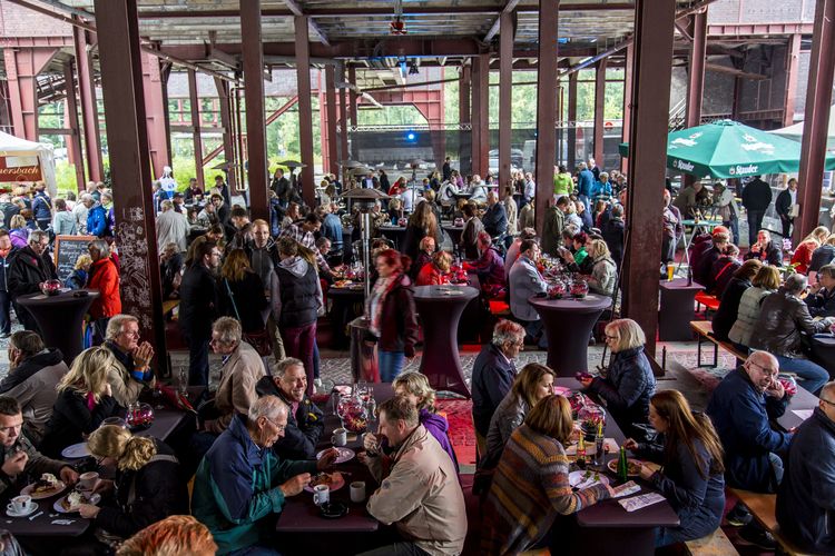 Einmal im Jahr treffen die regionalen Spitzengastronomen zur Gourmet-Meile Metropole Ruhr auf dem ehemaligen Gleisboulevard auf dem UNESCO-Welterbe Zollverein zusammen. Neben einer breiten Vielfalt kulinarischer Verlockungen bietet dieses Event ein anregendes und stimmungsvolles Ambiente für Gäste und Feinschmecker aus der ganzen Region.

Gleisboulevard nennt sich der Platz nördlich der Kohlenwäsche [A14] zwischen der Fritz-Schupp-Allee und der Halle 12 [A12]. Zu Betriebszeiten reihten sich dort die Waggons aneinander, die unter den Produktionsanlagen mit Kohle bzw. Bergematerial beladen wurden. 

Ort: Areal A [Schacht XII]

Der Wagenumlauf [A18] befindet sich zwischen der Wipperhalle und der Rückseite des Doppelbock-Fördergerüstes [A1]. In dem langgestreckten Gebäude wurden die Förderwagen, nachdem sie entleert wurden, wieder zurück zum Schacht geführt. Heute ist der Wagenumlauf Teil des Denkmalpfads ZOLLVEREIN®.