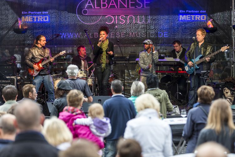 Einmal im Jahr treffen die regionalen Spitzengastronomen zur Gourmet-Meile Metropole Ruhr auf dem ehemaligen Gleisboulevard auf dem UNESCO-Welterbe Zollverein zusammen. Neben einer breiten Vielfalt kulinarischer Verlockungen bietet dieses Event ein anregendes und stimmungsvolles Ambiente für Gäste und Feinschmecker aus der ganzen Region.

Gleisboulevard nennt sich der Platz nördlich der Kohlenwäsche [A14] zwischen der Fritz-Schupp-Allee und der Halle 12 [A12]. Zu Betriebszeiten reihten sich dort die Waggons aneinander, die unter den Produktionsanlagen mit Kohle bzw. Bergematerial beladen wurden. 

Ort: Areal A [Schacht XII]