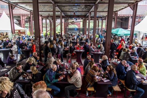 Einmal im Jahr treffen die regionalen Spitzengastronomen zur Gourmet-Meile Metropole Ruhr auf dem ehemaligen Gleisboulevard auf dem UNESCO-Welterbe Zollverein zusammen. Neben einer breiten Vielfalt kulinarischer Verlockungen bietet dieses Event ein anregendes und stimmungsvolles Ambiente für Gäste und Feinschmecker aus der ganzen Region.

Gleisboulevard nennt sich der Platz nördlich der Kohlenwäsche [A14] zwischen der Fritz-Schupp-Allee und der Halle 12 [A12]. Zu Betriebszeiten reihten sich dort die Waggons aneinander, die unter den Produktionsanlagen mit Kohle bzw. Bergematerial beladen wurden. 

Ort: Areal A [Schacht XII]

Der Wagenumlauf [A18] befindet sich zwischen der Wipperhalle und der Rückseite des Doppelbock-Fördergerüstes [A1]. In dem langgestreckten Gebäude wurden die Förderwagen, nachdem sie entleert wurden, wieder zurück zum Schacht geführt. Heute ist der Wagenumlauf Teil des Denkmalpfads ZOLLVEREIN®.