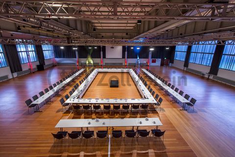 Im Foyer und im großen Saal im Obergeschoss der ehemaligen Lesebandhalle finden heute Kongresse, Messen und Konzerte statt. Bis in die 1960er Jahre lasen hier Bergleute an fünf Lesebändern von Hand die großen Gesteinsstücke aus dem Rohkohlegemisch.

Ort: Areal A [Schacht XII], Halle 12 [A12]