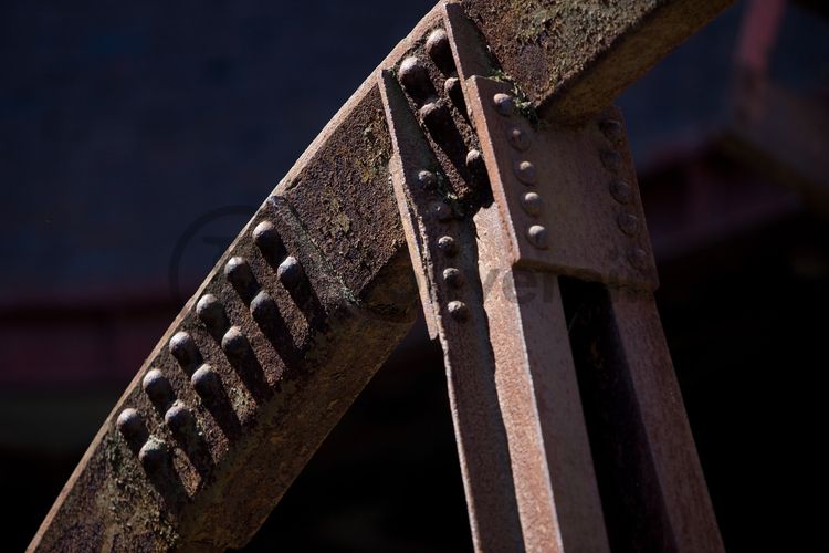 Das Doppelbockfördergerüst von Zollverein Schacht XII ist durch seine vier, jeweils zu zweit übereinander angeordneten Seilscheiben gekennzeichnet. Jedes der Seile zog zwei Förderkörbe: ein Korb bewegte sich nach oben, während der zweite auf dem Weg nach unter Tage war. Die Seilscheiben drehten das aus dem Schacht kommende Seil über die Treibscheiben der Fördermaschinen, die für den Antrieb der Körbe sorgten. 

Die zu sehende Seilscheibe ist eine in zwei Hälften geteilte Seilscheibe und steht unterhalb des ehemaligen Wagenumlaufs auf dem Gleisboulevard, dem ehemaligen Verladebahnhof der Zeche Zollverein Schacht XII.