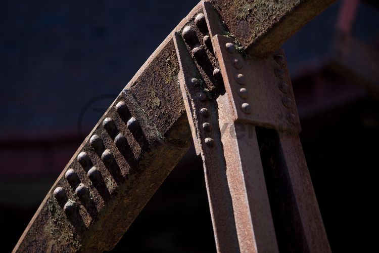 Das Doppelbockfördergerüst von Zollverein Schacht XII ist durch seine vier, jeweils zu zweit übereinander angeordneten Seilscheiben gekennzeichnet. Jedes der Seile zog zwei Förderkörbe: ein Korb bewegte sich nach oben, während der zweite auf dem Weg nach unter Tage war. Die Seilscheiben drehten das aus dem Schacht kommende Seil über die Treibscheiben der Fördermaschinen, die für den Antrieb der Körbe sorgten. 

Die zu sehende Seilscheibe ist eine in zwei Hälften geteilte Seilscheibe und steht unterhalb des ehemaligen Wagenumlaufs auf dem Gleisboulevard, dem ehemaligen Verladebahnhof der Zeche Zollverein Schacht XII.

Areal A [Schacht XII]