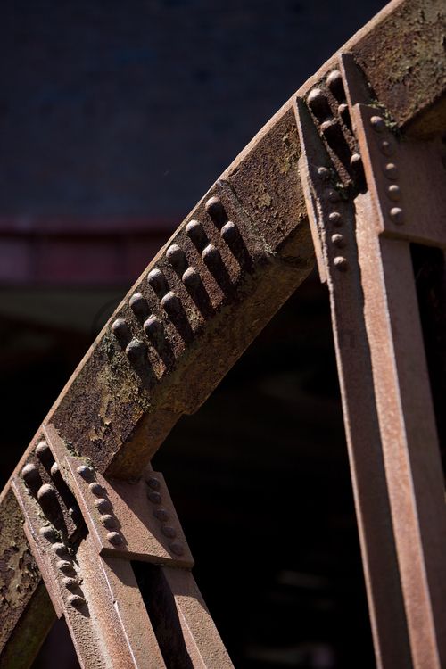 Das Doppelbockfördergerüst von Zollverein Schacht XII ist durch seine vier, jeweils zu zweit übereinander angeordneten Seilscheiben gekennzeichnet. Jedes der Seile zog zwei Förderkörbe: ein Korb bewegte sich nach oben, während der zweite auf dem Weg nach unter Tage war. Die Seilscheiben drehten das aus dem Schacht kommende Seil über die Treibscheiben der Fördermaschinen, die für den Antrieb der Körbe sorgten. 

Die zu sehende Seilscheibe ist eine in zwei Hälften geteilte Seilscheibe und steht unterhalb des ehemaligen Wagenumlaufs auf dem Gleisboulevard, dem ehemaligen Verladebahnhof der Zeche Zollverein Schacht XII.