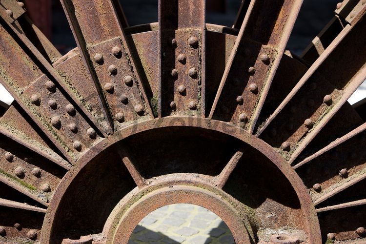 Das Doppelbockfördergerüst von Zollverein Schacht XII ist durch seine vier, jeweils zu zweit übereinander angeordneten Seilscheiben gekennzeichnet. Jedes der Seile zog zwei Förderkörbe: ein Korb bewegte sich nach oben, während der zweite auf dem Weg nach unter Tage war. Die Seilscheiben drehten das aus dem Schacht kommende Seil über die Treibscheiben der Fördermaschinen, die für den Antrieb der Körbe sorgten. 

Die zu sehende Seilscheibe ist eine in zwei Hälften geteilte Seilscheibe und steht unterhalb des ehemaligen Wagenumlaufs auf dem Gleisboulevard, dem ehemaligen Verladebahnhof der Zeche Zollverein Schacht XII.