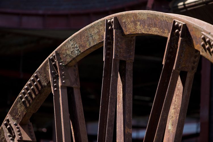 Das Doppelbockfördergerüst von Zollverein Schacht XII ist durch seine vier, jeweils zu zweit übereinander angeordneten Seilscheiben gekennzeichnet. Jedes der Seile zog zwei Förderkörbe: ein Korb bewegte sich nach oben, während der zweite auf dem Weg nach unter Tage war. Die Seilscheiben drehten das aus dem Schacht kommende Seil über die Treibscheiben der Fördermaschinen, die für den Antrieb der Körbe sorgten. 

Die zu sehende Seilscheibe ist eine in zwei Hälften geteilte Seilscheibe und steht unterhalb des ehemaligen Wagenumlaufs auf dem Gleisboulevard, dem ehemaligen Verladebahnhof der Zeche Zollverein Schacht XII.

Areal A [Schacht XII]