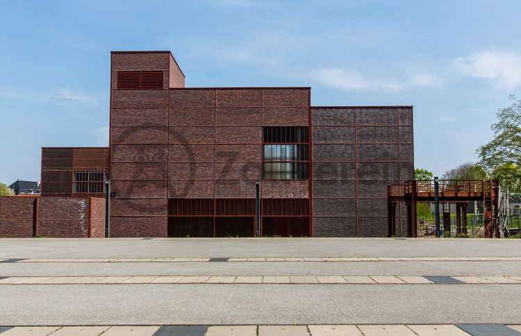 In dem südlichen Fördermaschinenhaus stand zu Betriebszeiten der Zeche eine der beiden unabhängig voneinander arbeitenden Fördermaschinen von Schacht XII. Die Halle 4 ist dach- und fachsaniert, als Nutzung ist eine Gastronomie geplant.

Areal A [Schacht XII], Halle 4 [A4]

Als Forum Kohlenwäsche wird der Platz vor der Kohlenwäsche [A14] auf Schacht XII bezeichnet. Im Sommer finden dort regelmäßig Open-Air-Veranstaltungen statt.

Areal A [Schacht XII]