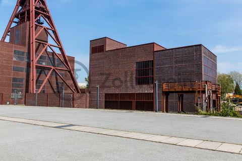 In dem südlichen Fördermaschinenhaus stand zu Betriebszeiten der Zeche eine der beiden unabhängig voneinander arbeitenden Fördermaschinen von Schacht XII. Die Halle 4 ist dach- und fachsaniert, als Nutzung ist eine Gastronomie geplant.

Areal A [Schacht XII], Halle 4 [A4]

Als Forum Kohlenwäsche wird der Platz vor der Kohlenwäsche [A14] auf Schacht XII bezeichnet. Im Sommer finden dort regelmäßig Open-Air-Veranstaltungen statt.

Das 55 Meter hohe Doppelbock-Fördergerüst ist das Wahrzeichen der Zeche Zollverein, der Stadt Essen und der gesamten Region: Die als Doppelstrebengerüst in Vollwandbauweise konstruierte Förderanlage ermöglichte eine doppelte Fördermechanik. Dadurch konnte die doppelte Menge an Förderwagen bzw. Fördergefäßen transportiert werden. Zollverein Schacht XII galt zu Betriebszeiten als die leistungsstärkste Zeche der Welt. 250 Stufen führen auf die oberste Plattform des Gerüstes, deren Seilscheiben sich auch heute noch manchmal drehen: Der Schacht wird von der RAG AG für die zentrale Wasserhaltung genutzt.

Areal A [Schacht XII], Fördergerüst [A1]