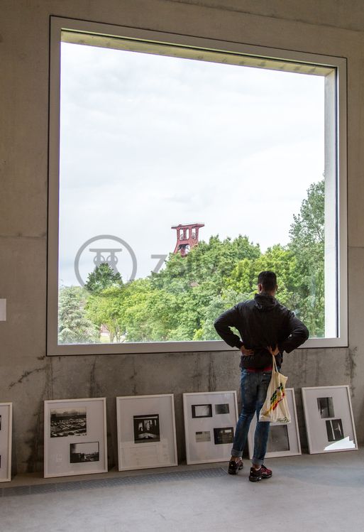 Seit 2006 versammeln die Veranstalter der contemporary art ruhr (C.A.R.) zweimal im Jahr Galerien und Künstler der aktuellen Kunstszene auf dem Welterbe Zollverein. Seit 2013 ist das preisgekrönte SANAA-Gebäude Veranstaltungsort der Medienkunstmesse im Frühsommer. Die Herbstausgabe der C.A.R., die innovative Kunstmesse, findet jeweils im Oktober in verschiedenen Hallen auf dem Welterbe-Gelände statt.

Gebaut 2006 nach dem Entwurf des japanischen Architekturbüros SANAA (Sejima and Nishizawa and Associates) der Architekten Kazuyo Sejima und Ryue Nishizawa, besteht der 34 Meter hohe und jeweils 35 Meter lange Kubus aus fünf Etagen inklusive eines Dachgartens. 132 wie zufällig angeordnete Fensteröffnungen bewirken eine besondere Lichtatmosphäre im Gebäudeinneren des SANAA-Gebäudes und sorgen für faszinierende Blicke nach draußen. 2010 erhielten die beiden Architekten den Pritzker-Preis, die weltweit höchste Auszeichnung für Architekten. Seit Anfang 2010 wird das SANAA-Gebäude für Lehrveranstaltungen der Folkwang Universität der Künste sowie für externe Veranstaltungen genutzt.