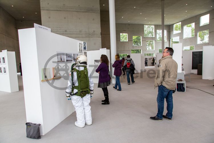 Seit 2006 versammeln die Veranstalter der contemporary art ruhr (C.A.R.) zweimal im Jahr Galerien und Künstler der aktuellen Kunstszene auf dem Welterbe Zollverein. Seit 2013 ist das preisgekrönte SANAA-Gebäude Veranstaltungsort der Medienkunstmesse im Frühsommer. Die Herbstausgabe der C.A.R., die innovative Kunstmesse, findet jeweils im Oktober in verschiedenen Hallen auf dem Welterbe-Gelände statt.

Gebaut 2006 nach dem Entwurf des japanischen Architekturbüros SANAA (Sejima and Nishizawa and Associates) der Architekten Kazuyo Sejima und Ryue Nishizawa, besteht der 34 Meter hohe und jeweils 35 Meter lange Kubus aus fünf Etagen inklusive eines Dachgartens. 132 wie zufällig angeordnete Fensteröffnungen bewirken eine besondere Lichtatmosphäre im Gebäudeinneren des SANAA-Gebäudes und sorgen für faszinierende Blicke nach draußen. 2010 erhielten die beiden Architekten den Pritzker-Preis, die weltweit höchste Auszeichnung für Architekten. Seit Anfang 2010 wird das SANAA-Gebäude für Lehrveranstaltungen der Folkwang Universität der Künste sowie für externe Veranstaltungen genutzt. 

Areal A [Schacht XII], SANAA-Gebäude [A35]

Aktion „Free the Moon“ von Lena Skrabs: Als erste Frau möchte Skrabs auf den Mond fliegen, um ihn von den Flaggen zu befreien, die bei sechs Mondlandungen von 1969 bis 1972 dort oben hinterlassen wurden, und sammelt dafür in einer Crowdfunding-Kampagne 10 Milliarden Euro.